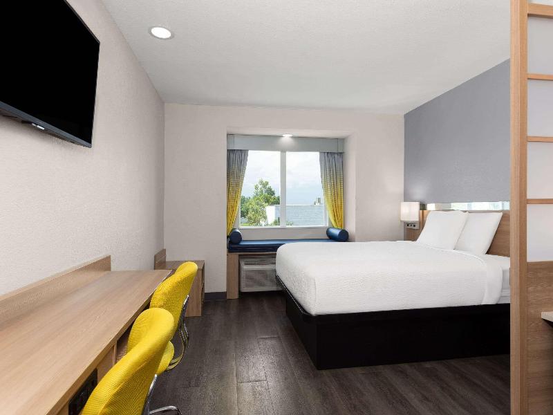 SUITE Accessible-Queen Size Bed