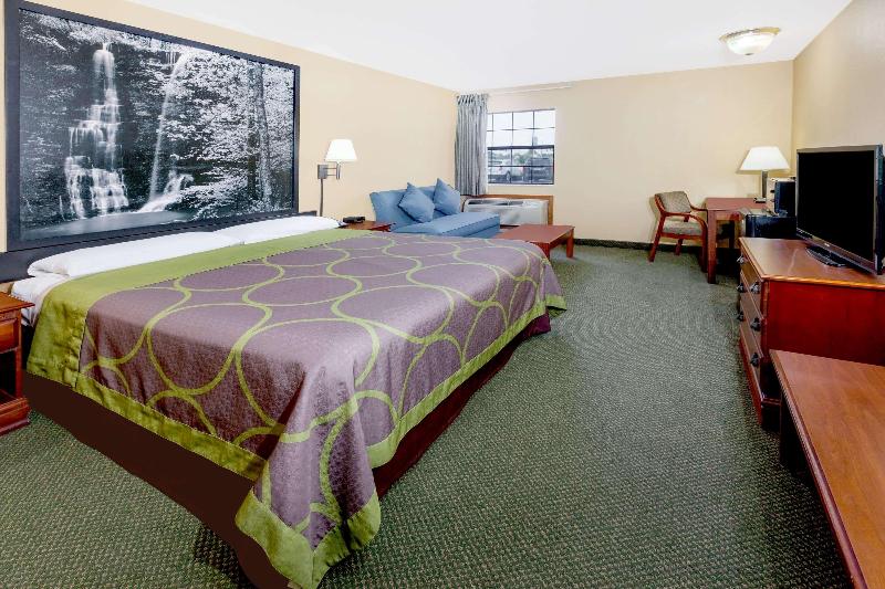 Super 8 By Wyndham Pine Bluff image