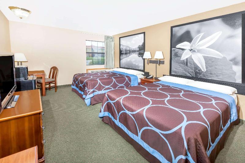 Super 8 By Wyndham Pine Bluff image