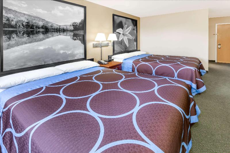 Super 8 By Wyndham Pine Bluff image