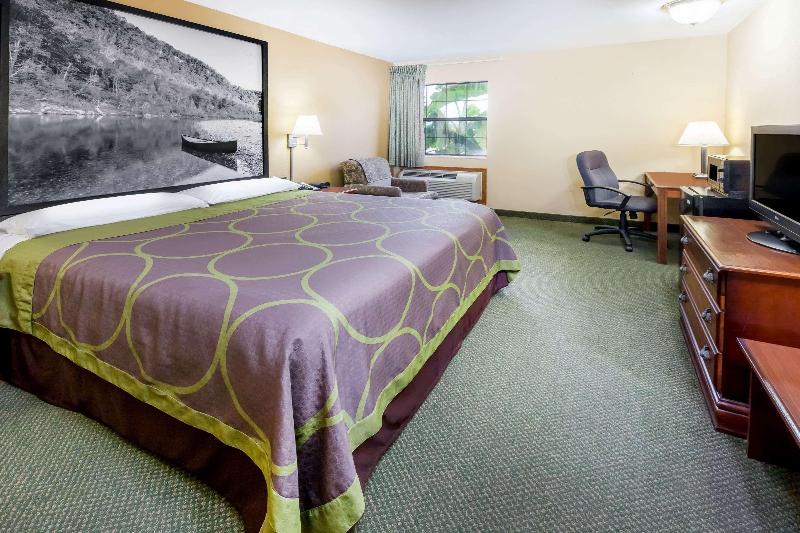 Super 8 By Wyndham Pine Bluff image