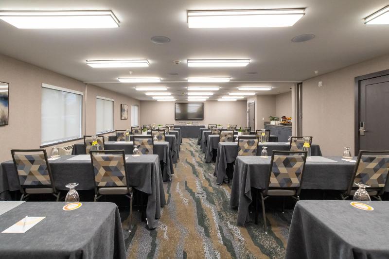 Oxford Suites Portland - Jantzen Beach image