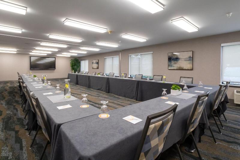 Oxford Suites Portland - Jantzen Beach image