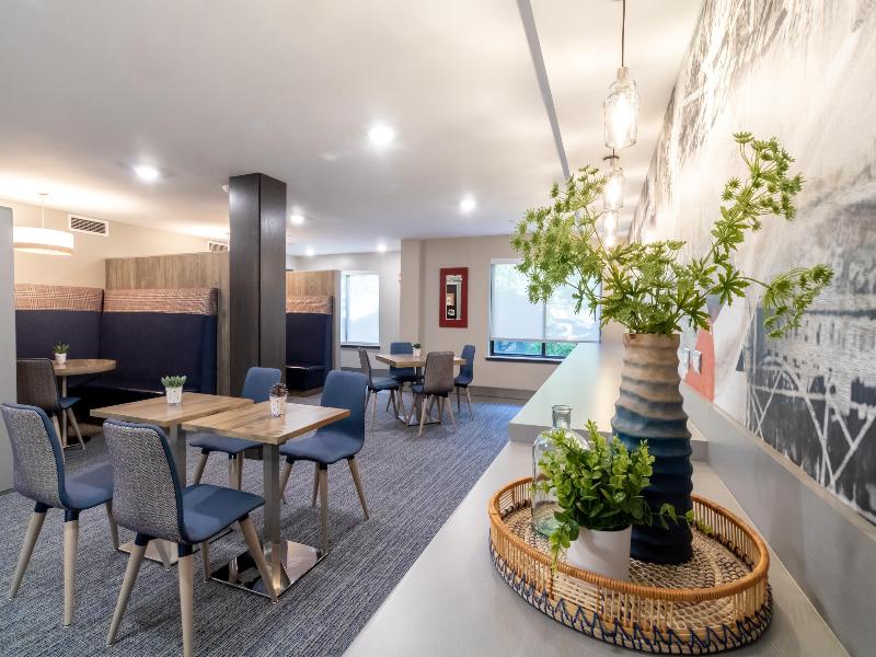 Oxford Suites Portland - Jantzen Beach image