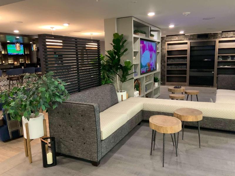 Oxford Suites Portland - Jantzen Beach image