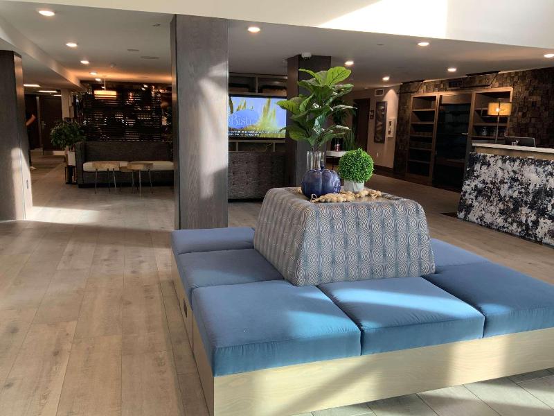 Oxford Suites Portland - Jantzen Beach image