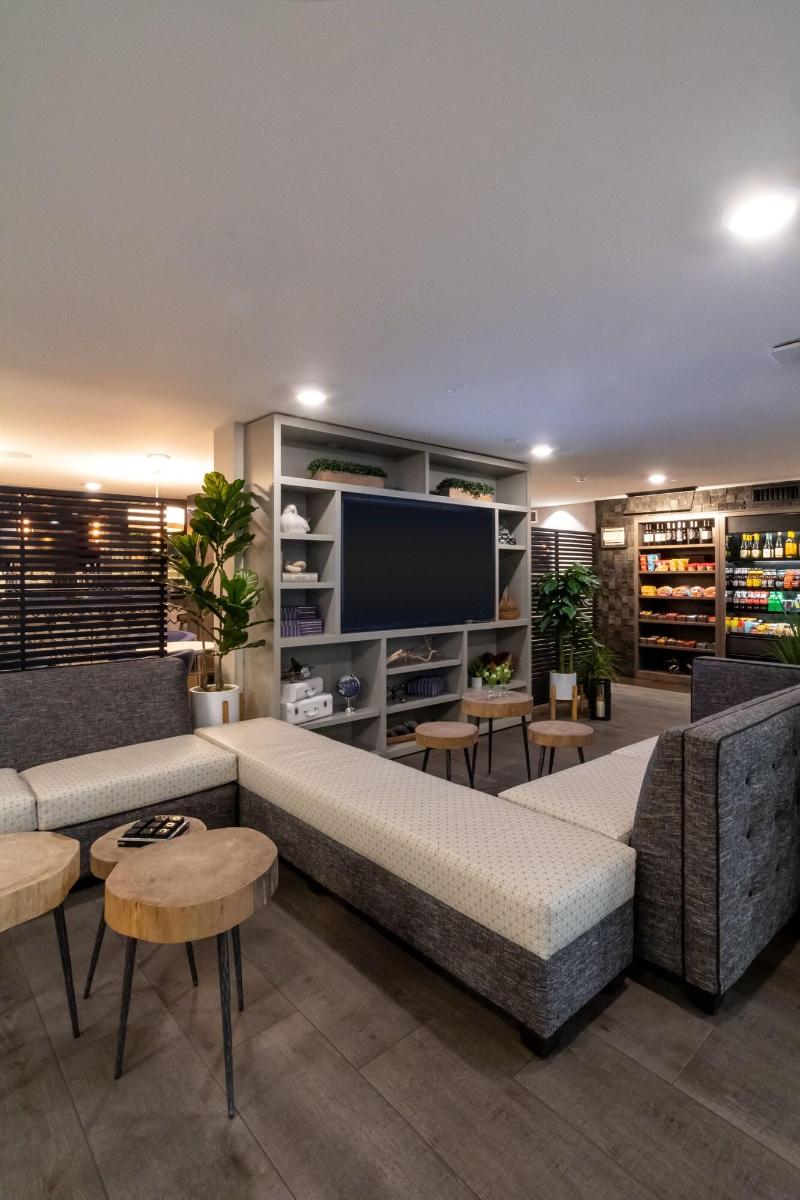 Oxford Suites Portland - Jantzen Beach image