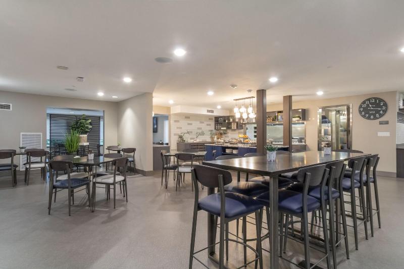 Oxford Suites Portland - Jantzen Beach image