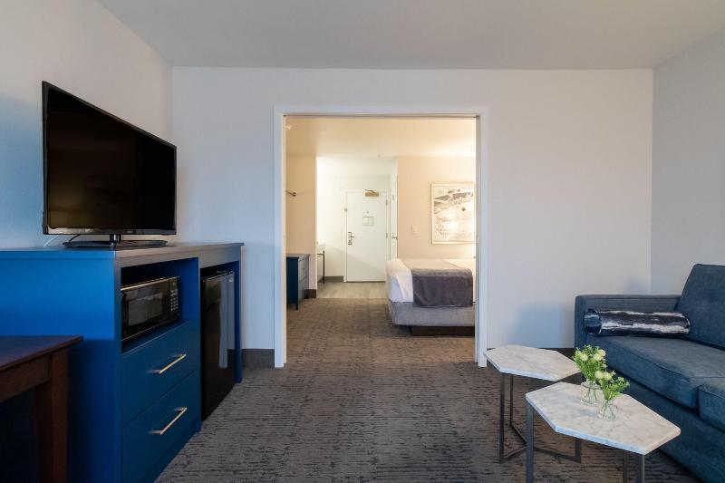 Oxford Suites Portland - Jantzen Beach image