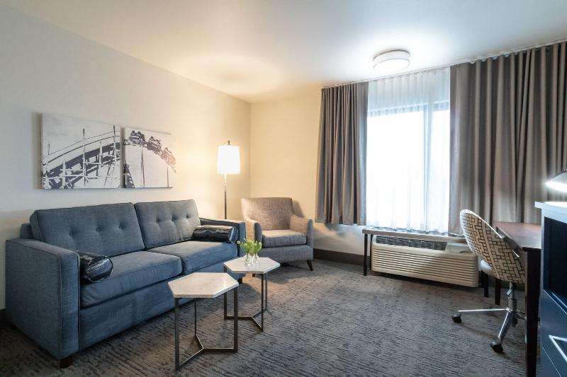Oxford Suites Portland - Jantzen Beach image