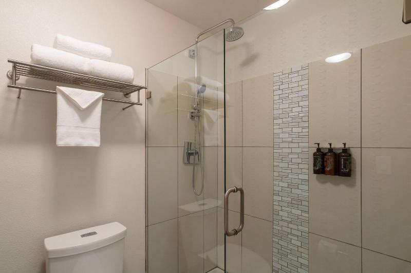 Oxford Suites Portland - Jantzen Beach image