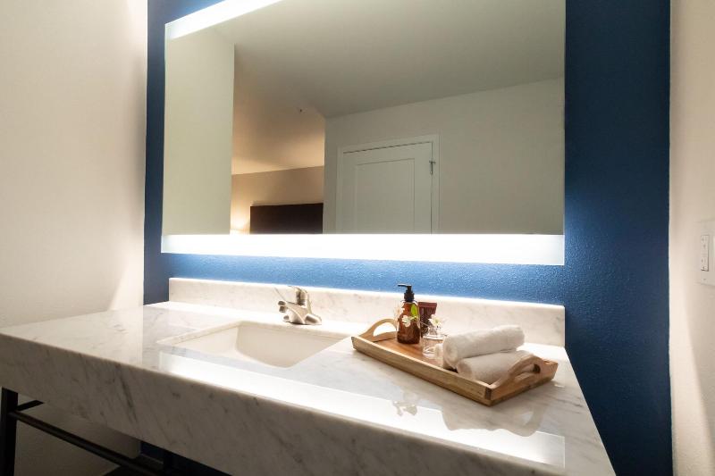 Oxford Suites Portland - Jantzen Beach image