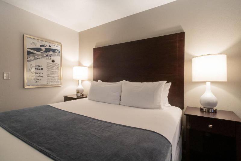Oxford Suites Portland - Jantzen Beach image
