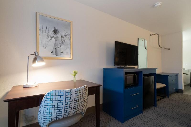 Oxford Suites Portland - Jantzen Beach image
