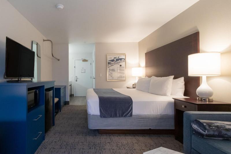 Oxford Suites Portland - Jantzen Beach image