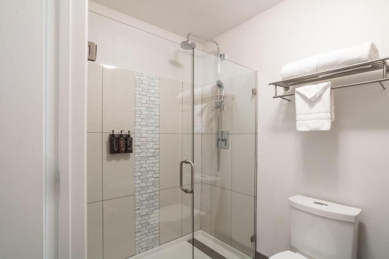Oxford Suites Portland - Jantzen Beach image