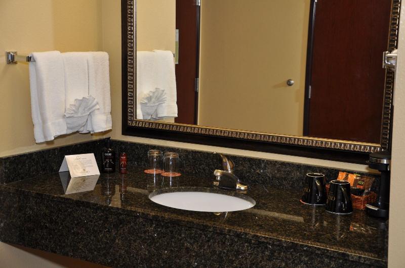 Oxford Suites Portland - Jantzen Beach image