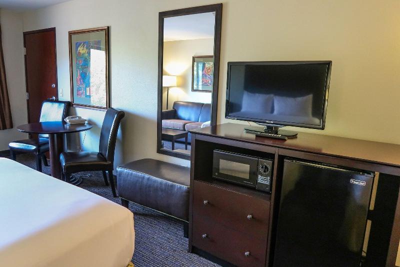 Oxford Suites Portland - Jantzen Beach image