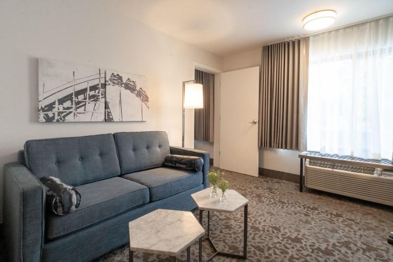 Oxford Suites Portland - Jantzen Beach image