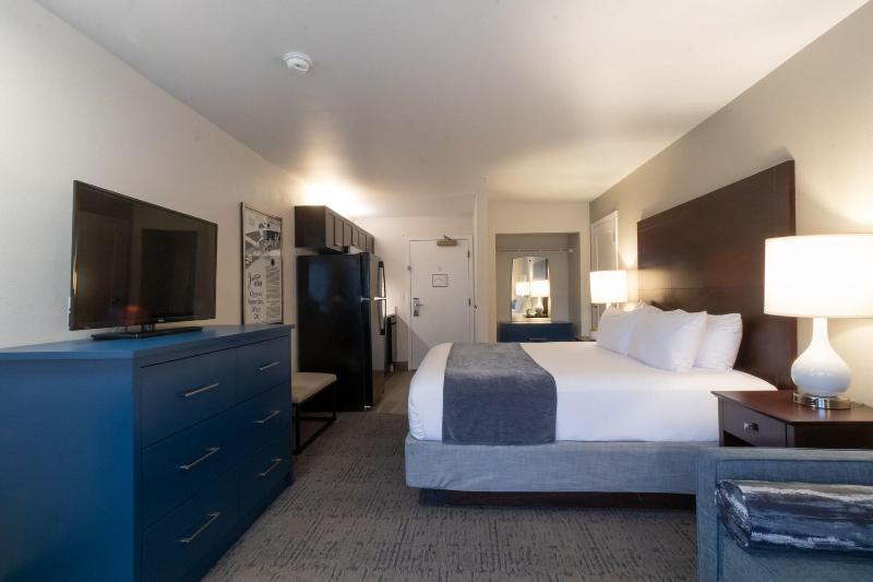 Oxford Suites Portland - Jantzen Beach image