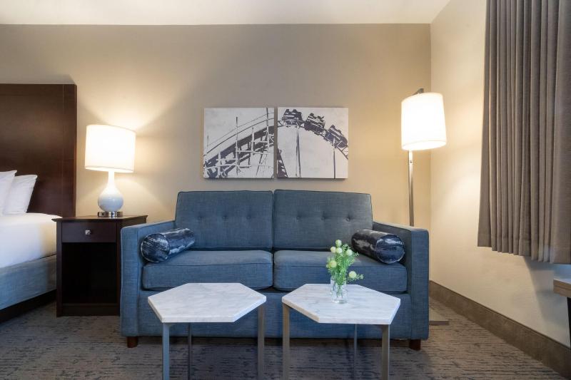Oxford Suites Portland - Jantzen Beach image