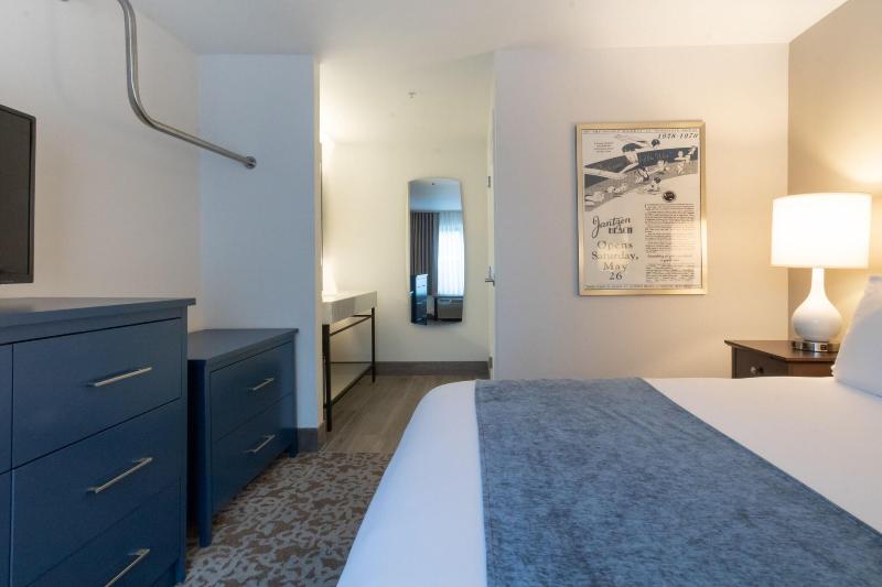Oxford Suites Portland - Jantzen Beach image