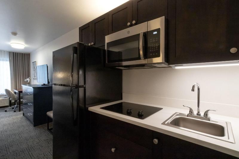 Oxford Suites Portland - Jantzen Beach image