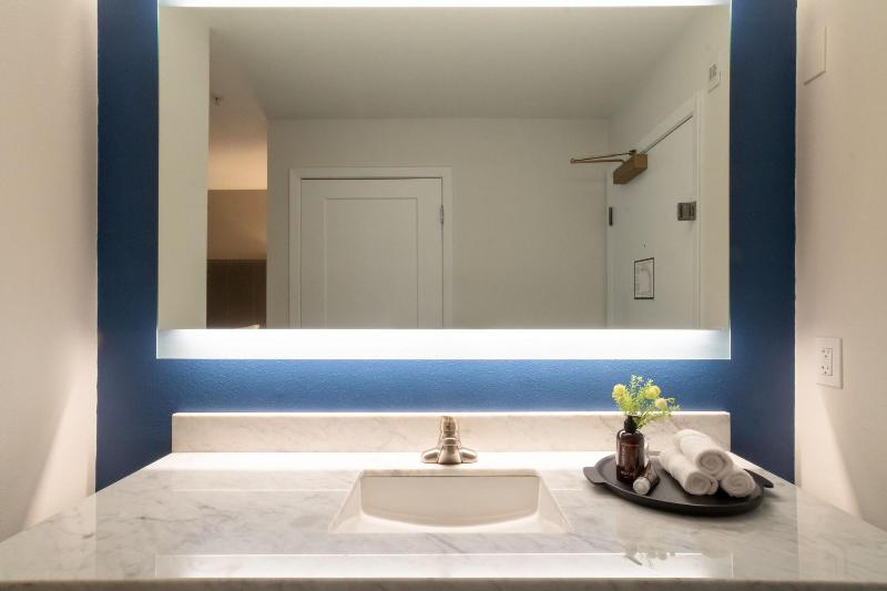 Oxford Suites Portland - Jantzen Beach image