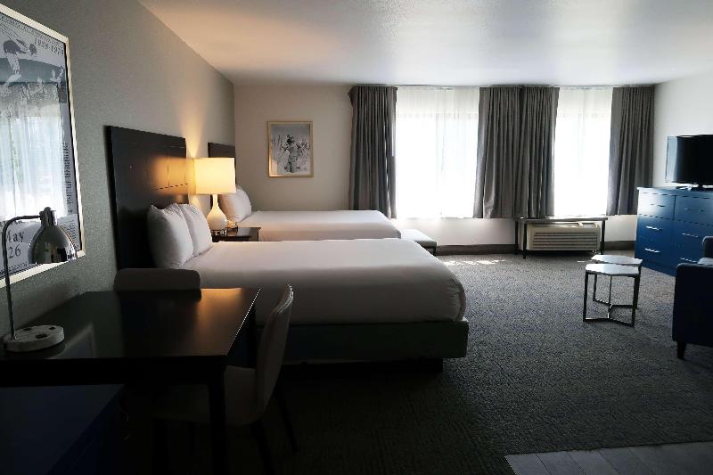 Oxford Suites Portland - Jantzen Beach image