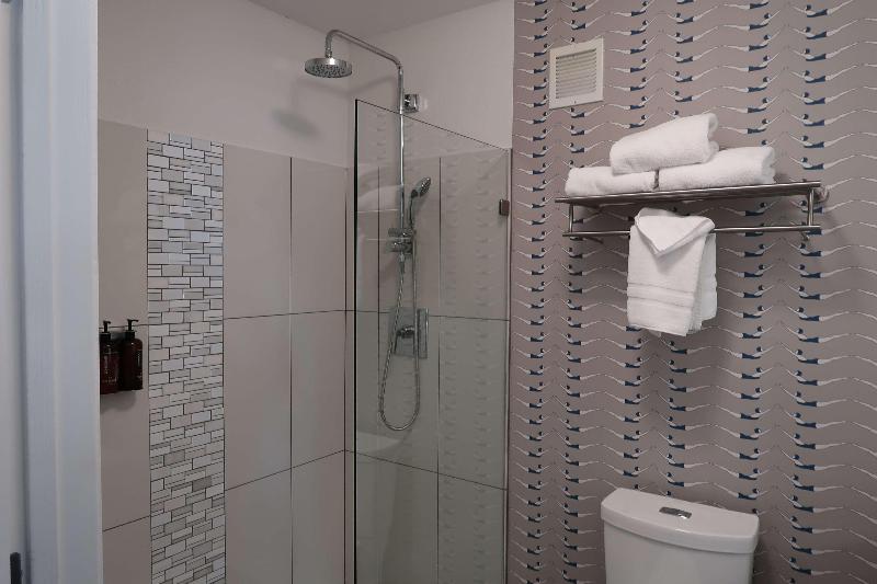 Oxford Suites Portland - Jantzen Beach image