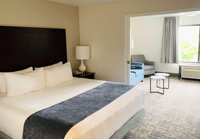 Oxford Suites Portland - Jantzen Beach image