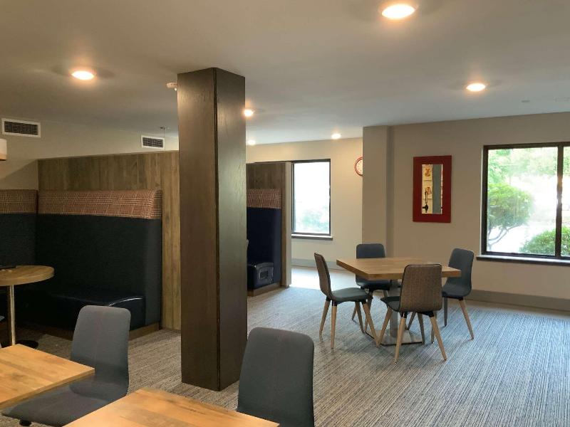Oxford Suites Portland - Jantzen Beach image