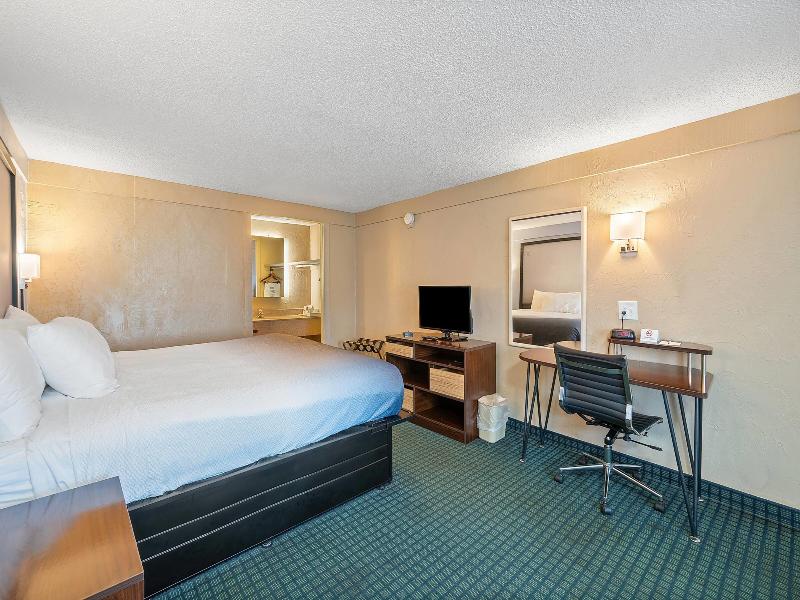 Super 8 By Wyndham Lantana West Palm Beach image