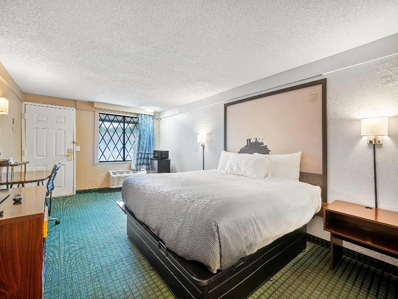 Super 8 By Wyndham Lantana West Palm Beach image