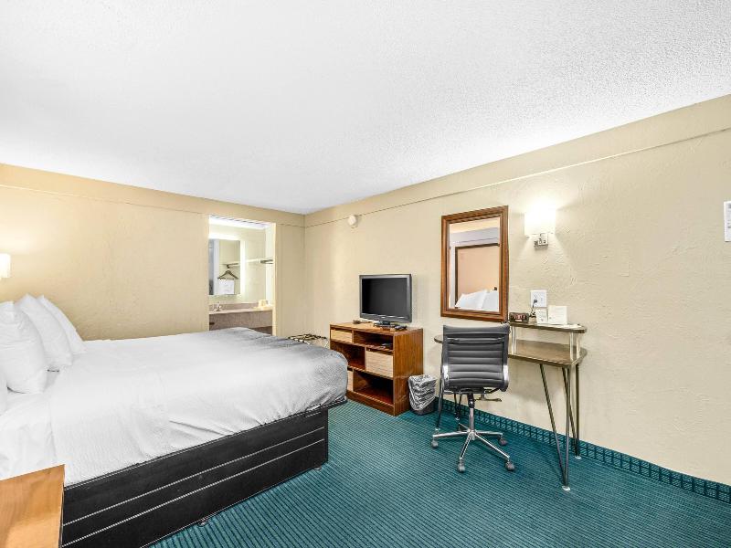 Super 8 By Wyndham Lantana West Palm Beach image