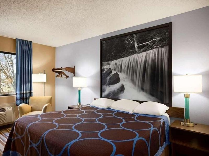 Super 8 by Wyndham Pittsburg KS