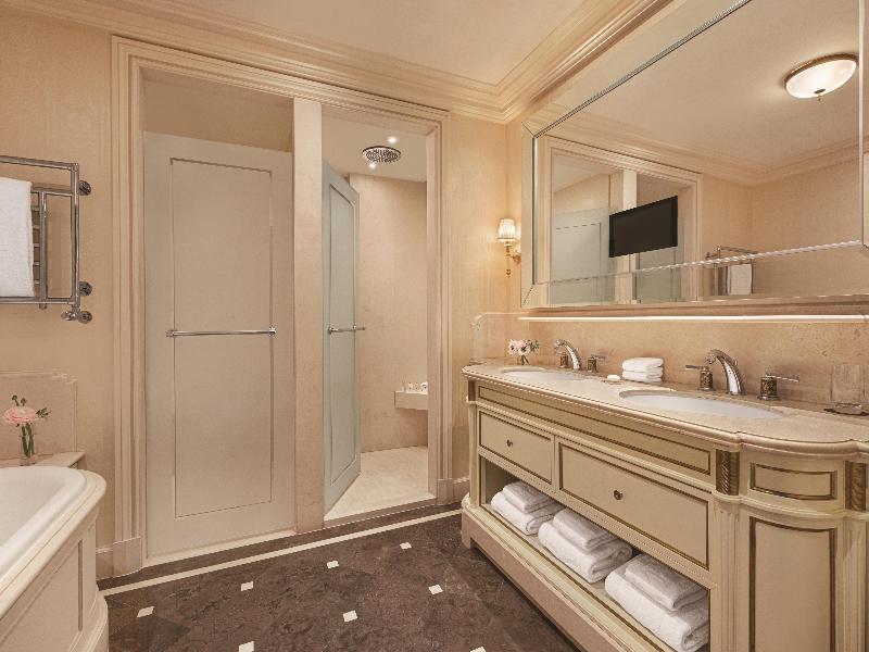 Shangri-La Hotel Paris image