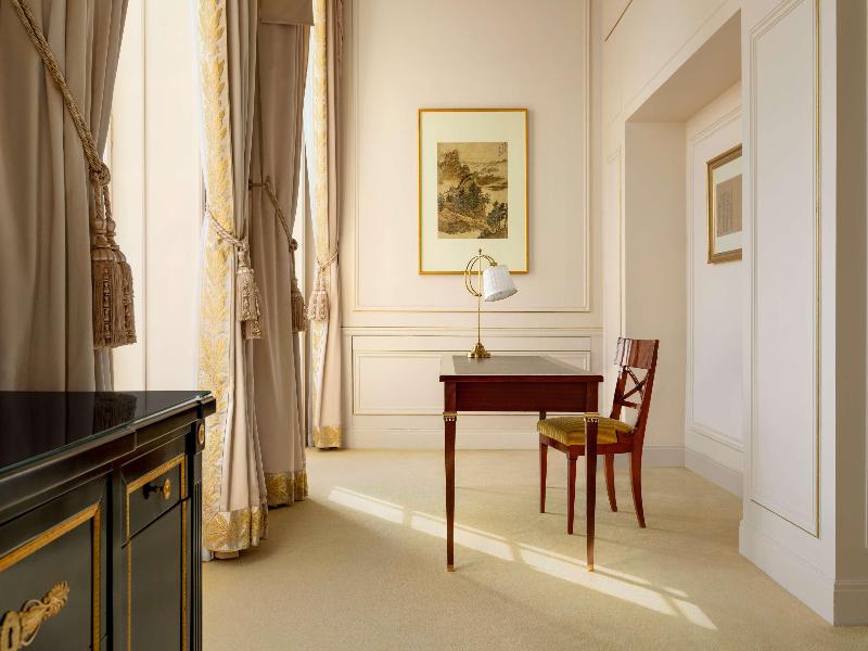 Shangri-La Hotel Paris image
