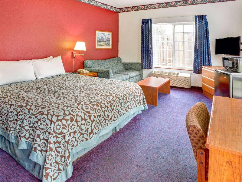 Days Inn & Suites by Wyndham Gresham image