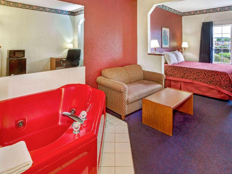 Days Inn & Suites by Wyndham Gresham image