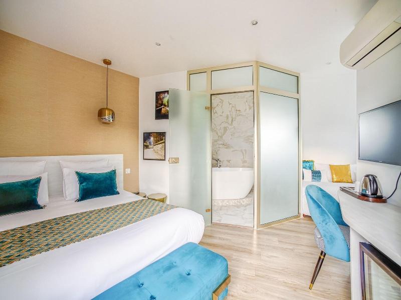 Queens Hotel image