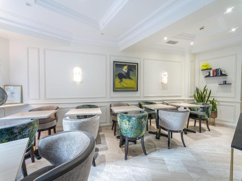 Queens Hotel image