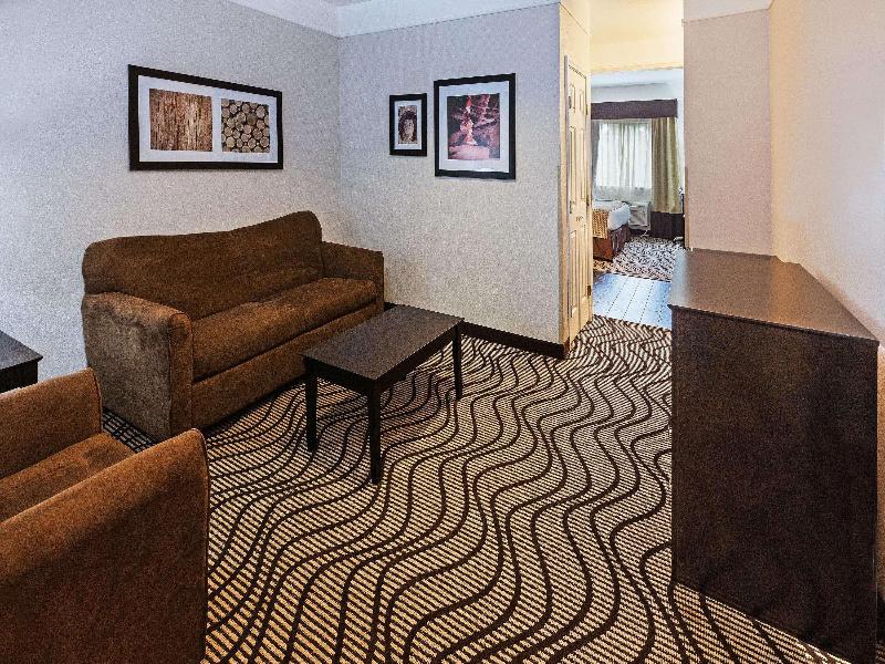 La Quinta Inn Suites By Wyndham Pasadena image