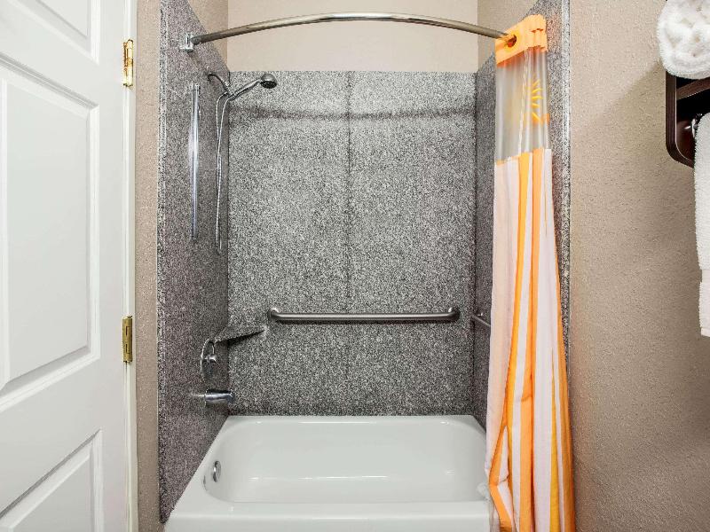 La Quinta Inn Suites By Wyndham Pasadena image