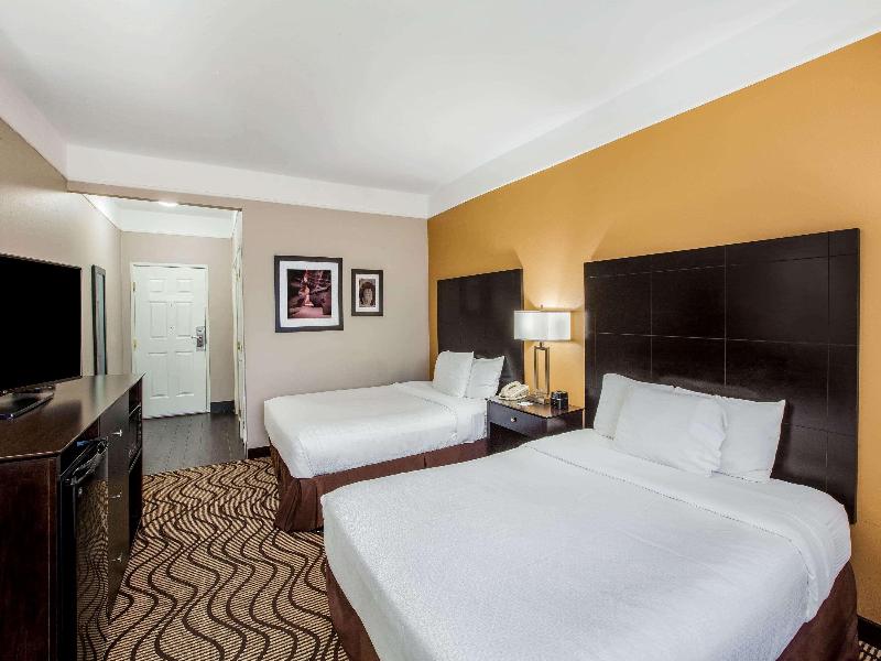 La Quinta Inn Suites By Wyndham Pasadena image