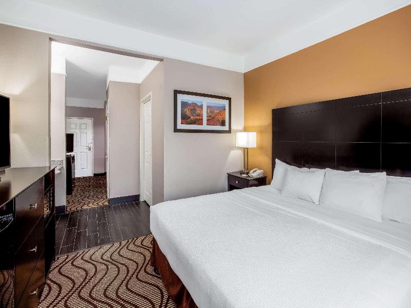 La Quinta Inn Suites By Wyndham Pasadena image