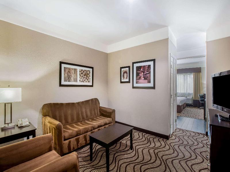 La Quinta Inn Suites By Wyndham Pasadena image