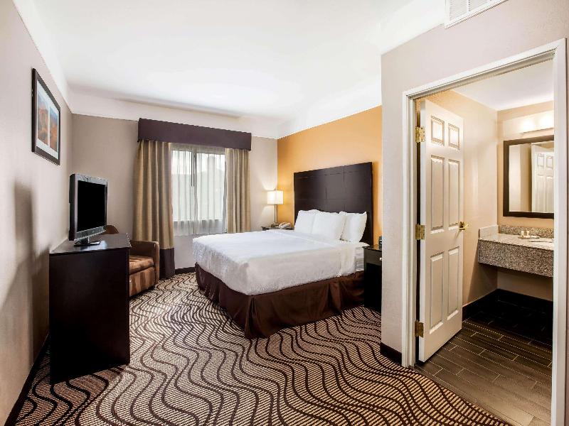 La Quinta Inn Suites By Wyndham Pasadena image