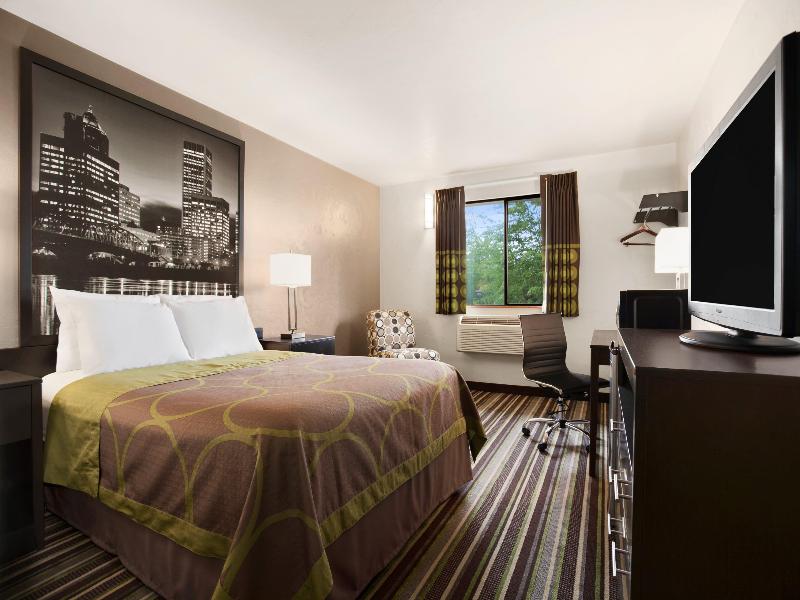Super 8 by Wyndham Portland Airport image