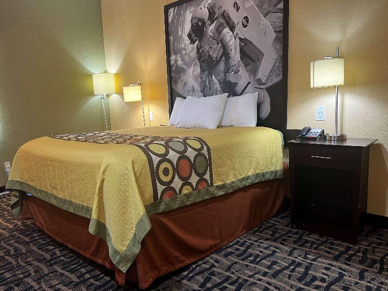 Super 8 by Wyndham Pasadena image